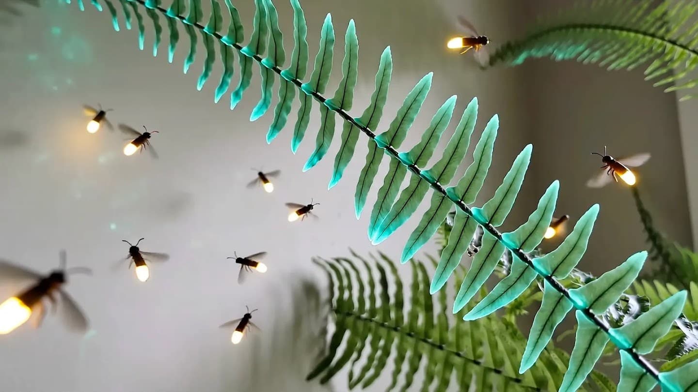 Démo Gemini Omni Flash, lucioles lumineuses volant autour d'une fougère stylisée turquoise en stop motion claymation